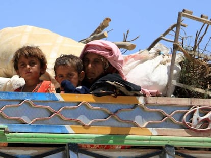 Un grupo de familias sirias abandonan Raqa (Siria), dominada por el Estado Isl&aacute;mico.
