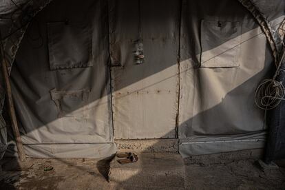 Entrada a la tienda de Seerin en el Campo de personas desplazadas de Kabarto and norte del Kurdistán Iraquí.