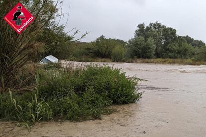 Bomberos rescatan a un hombre atrapado en su coche y rodeado de una corriente de agua en Alcosser (Alicante), este martes.