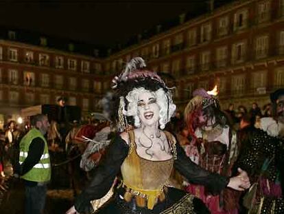 Una mujer disfrazada baila en la Plaza Mayor de Madrid, en la la fiesta inaugural de los Carnavales 2007 de la ciudad.