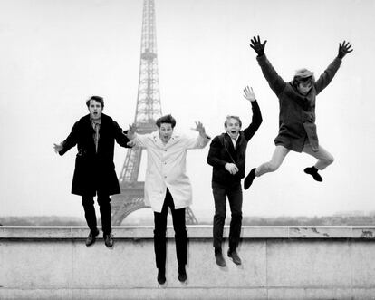 Los Beach Boys frente a la Torre Eiffel en 1964.