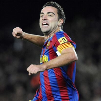 Xavi celebra un gol en un partido de Liga.