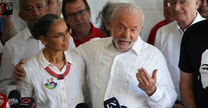 El presidente electo de Brasil, Luiz Inacio Lula da Silva junto a la que fuera ministra de Medio Ambiente de su anterior Gobierno, Marina Silva.