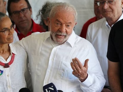 El presidente electo de Brasil, Luiz Inacio Lula da Silva junto a la que fuera ministra de Medio Ambiente de su anterior Gobierno, Marina Silva.