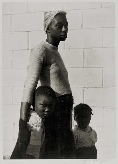 Fotografía de Consuelo Kanaga 'Ella es árbol de vida' (1950).