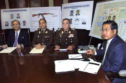 Montesinos (left) and Alberto Fujimori (right), at a press conference in August 2000.