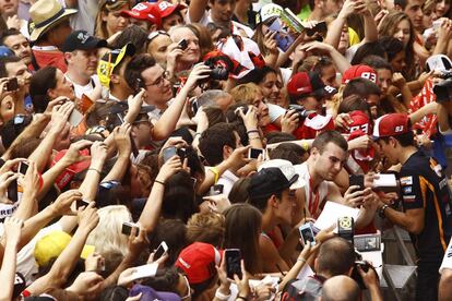 El piloto de MotoGP Marc Márquez firma autógrafos a sus fans después de la segunda sesión de entrenamientos libres del Gran Premio de Montmeló.