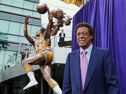 Elgin Baylor, junto a la estatua que le dedicaron en el Staples Center, en 2018.