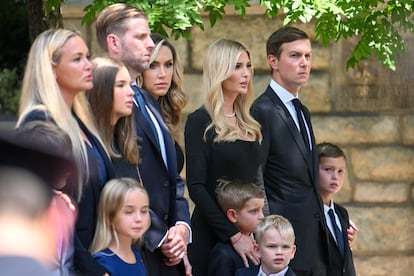 Desde los últimos actos oficiales en la Casa Blanca cuando Trump gobernaba (entre 2016 y 2020) no se veía una imagen pública de la familia Trump al completo: Ivanka y su esposo, Jared Kushner, e hijos, junto a su hermano Eric Trump y su familia, llegan al funeral de su madre, Ivana Trump, fallecida hace una semana.