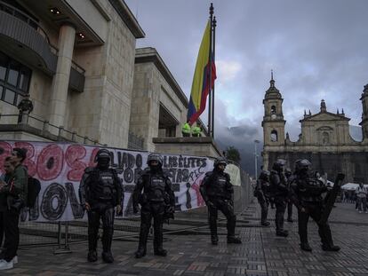 Policías custodian el Palacio de Justicia luego de haber dispersado a los manifestantes, el 8 de febrero.