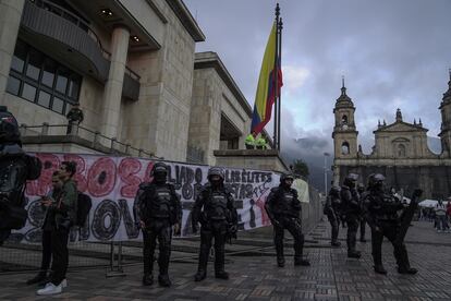 Miembros de la policía custodian el Palacio de Justicia luego de haber dispersado a los manifestantes.