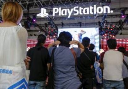 Sony Computer Entertainment (SCE) lanzará su nueva consola doméstica Playstation 4 antes de que comience la temporada navideña de 2013 y podría costar en torno a 320 euros.EFE/Archivo