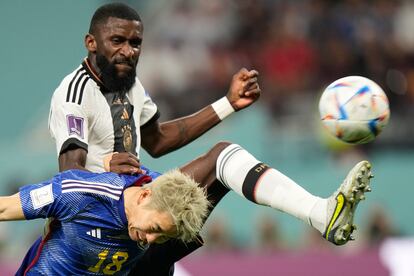 Antonio Ruediger, defendiendo un balón frente a Takuma Asano durante el partido del grupo E entre Alemania y Japón.
