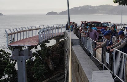 Ciclovia Tim Maia, no Rio, desabou na quinta-feira após ser atingida por uma onda.