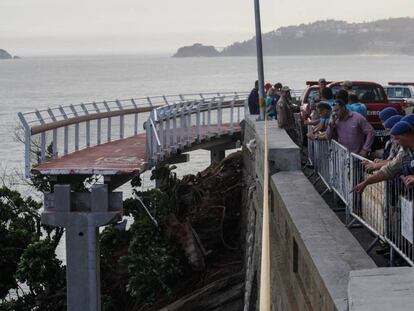 Ciclovia Tim Maia, no Rio, desabou na quinta-feira após ser atingida por uma onda.