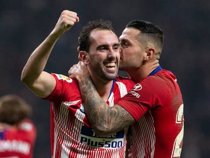 Godín celebra el gol de la victoria del Atlético ante el Athletic y es felicitado por Vitolo.