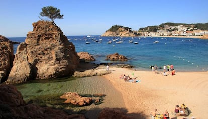 La platja de la Mar Menuda, situada a pocs minuts a peu del centre urbà, és ideal per a famílies. En total té uns 160 metres de llarg i 42 d’ample de sorra gruixuda i és molt coneguda també pels amants del submarinisme. En un dels extrems hi ha una formació rocosa que envolta una petita cala coneguda popularment com “sa banyera de ses dones”, ja que per la seva poca profunditat i la tranquil·litat del mar és ideal per als més petits. Diu la llegenda que la formació rocosa es va partir en dos i va crear la cala petita perquè Sant Ramon de Penyafort pogués arribar a temps a escoltar la confessió d’un home que agonitzava.