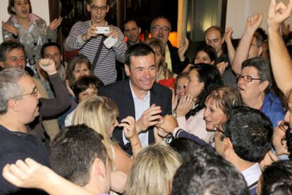 Tomás Gómez recibe anoche la felicitación de sus seguidores tras ganar en las primarias.