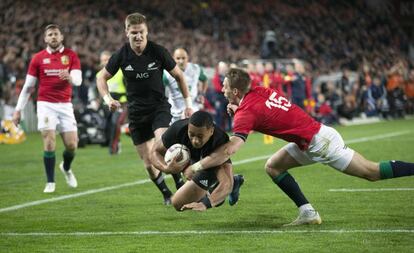 El neozeland&eacute;s Ngani Laumape anota durante el tercer y &uacute;ltimo partido entre los Lions y los All Blacks en Auckland.