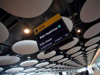 Uno de los paneles de información en la T-5 del aeropuerto de Heathrow (Londres).