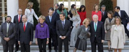 José Luis Rodríguez Zapatero se hizo ayer la foto oficial en la escalinata de La Moncloa con su nuevo Gobierno.
