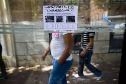 Un cartel de alquiler de habitaciones en un piso compartido.