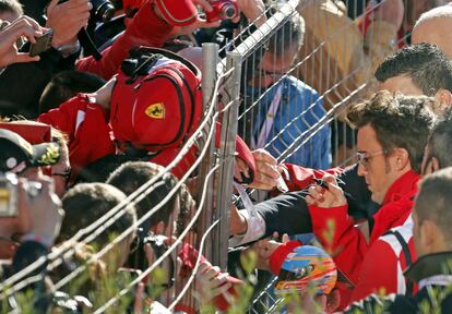 Fernando Alonso firma autógrafos a los aficionados.