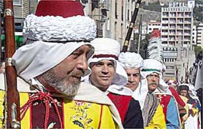 Los <i>festers</i> de las diferentes <i>filaes</i> de Alcoy celebran el primer acto de la fiesta.
