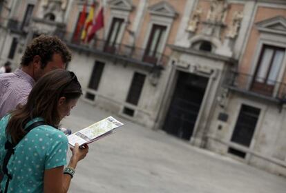 Una pareja de turistas, de paseo por Madrid.