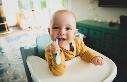Un bebé se dispone a comer.