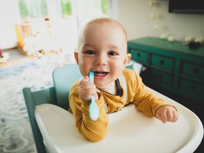 Un bebé se dispone a comer. 