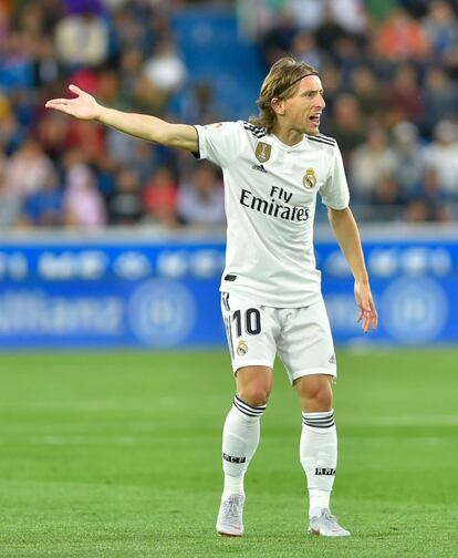 Luka Modric gesticula durante el partido.