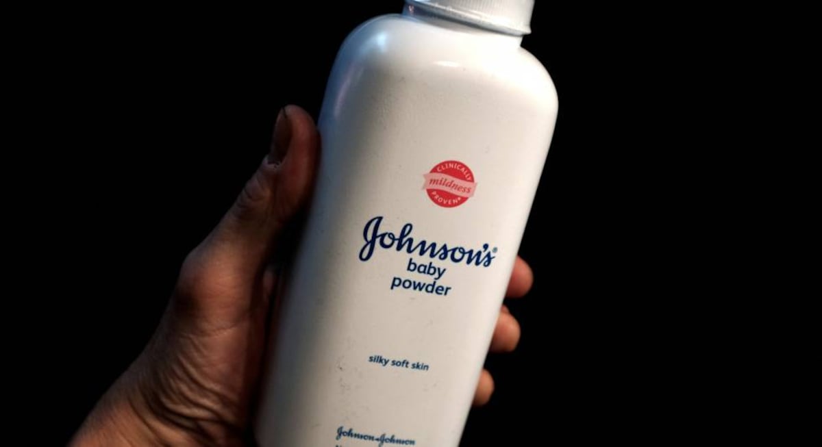 Johnson & Johnson retira del mercado mundial su polvo de talco para bebés | Empresas | Cinco Días