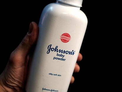 Johnson & Johnson retira del mercado mundial su polvo de talco para bebés