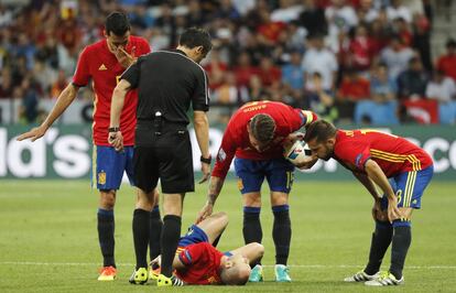 Iniesta se lamenta tras recibir una falta de un jugador turco. 