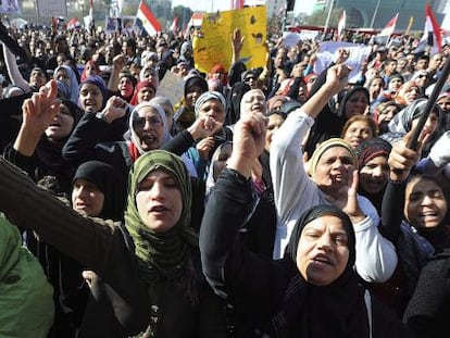 Mujeres egipcias gritan esl&oacute;ganes durante una manifestaci&oacute;n en condena del uso de la violencia contra las mujeres activistas por parte del Ej&eacute;rcito, en El Cairo.