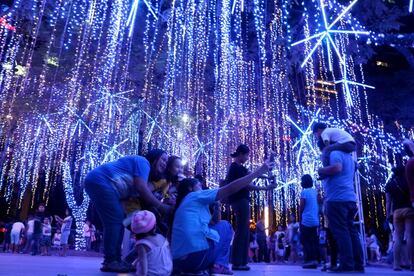 <a href="http://www.ayalatriangle.com" target="_blank">El Ayala Triangle Gardens</a> es un parque urbano ajardinado, de dos hectáreas de extensión y forma triangular, abierto al público en Makati, una de las 16 ciudades que componen la Gran Manila. A mediados de noviembre inaugura su Festival de las Luces: cada 30 minutos entre las 18.00 y las 22.00, y hasta el 4 de enero, centenares de bombillas juegan al ritmo de la música, que mezcla canciones navideñas extranjeras con villancicos filipinos. Este año, el espectáculo se inspira en los festivos y coloridos Carnavales de Río de Janeiro. Completan la oferta talleres, conciertos y un mercado al aire libre.