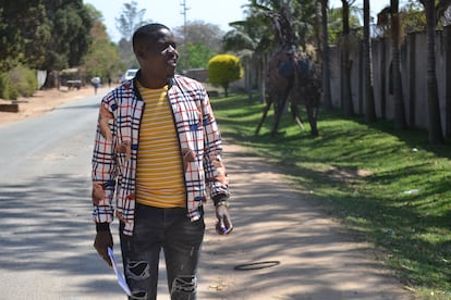 Tee Cole Tatenda, coordinador de ZIMSWA, en una de las calles de Harare, la capital del país.