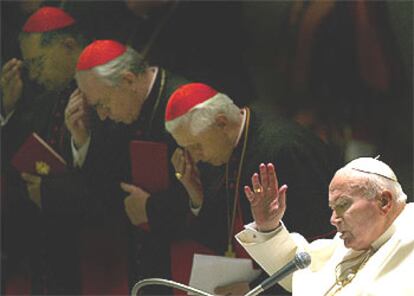 Juan Pablo II saluda ayer en el Vaticano durante la presentación de su exhortación a los obispos.