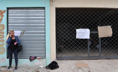 María Córdoba frente a la casa de su hermana Paola, hoy detenida.