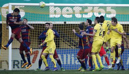 Luis Suarez despeja el balón.