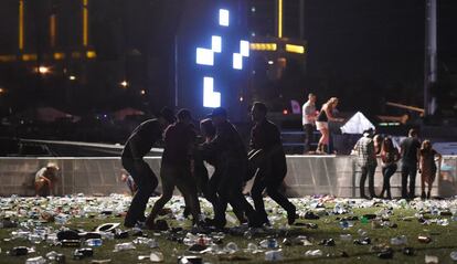 Una persona herida es socorrida por otros asistentes del festival.