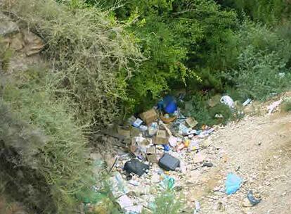 Desperdicios acumulados en una zona de la rambla de Níjar.