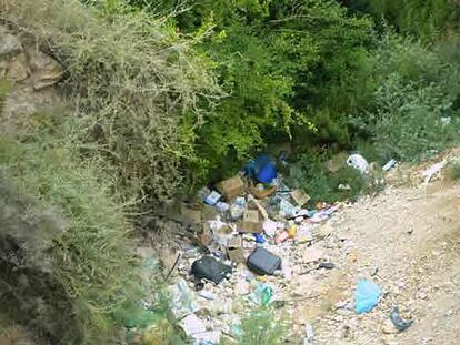 Desperdicios acumulados en una zona de la rambla de Níjar.
