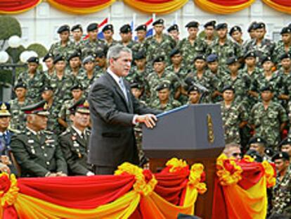 George W. Bush se dirige a militares tailandeses ayer en Bangkok.