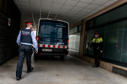 Mossos d'Esquadra en la comisaría de Girona.