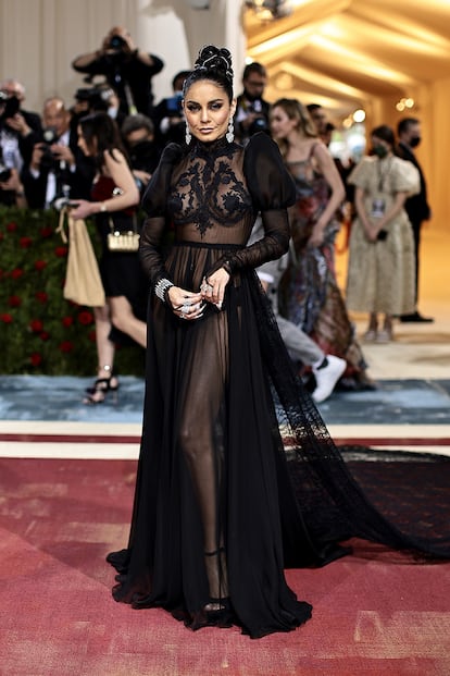 La cantante y actriz Vanessa Hudgens, con un vestido de Moschino que apuesta por combinar mangas farol con transparencias.