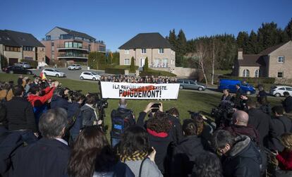 Acte d'Arrimadas davant de la casa de Puigdemont, diumenge.