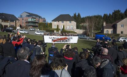 Acte d'Arrimadas davant de la casa de Puigdemont, diumenge.