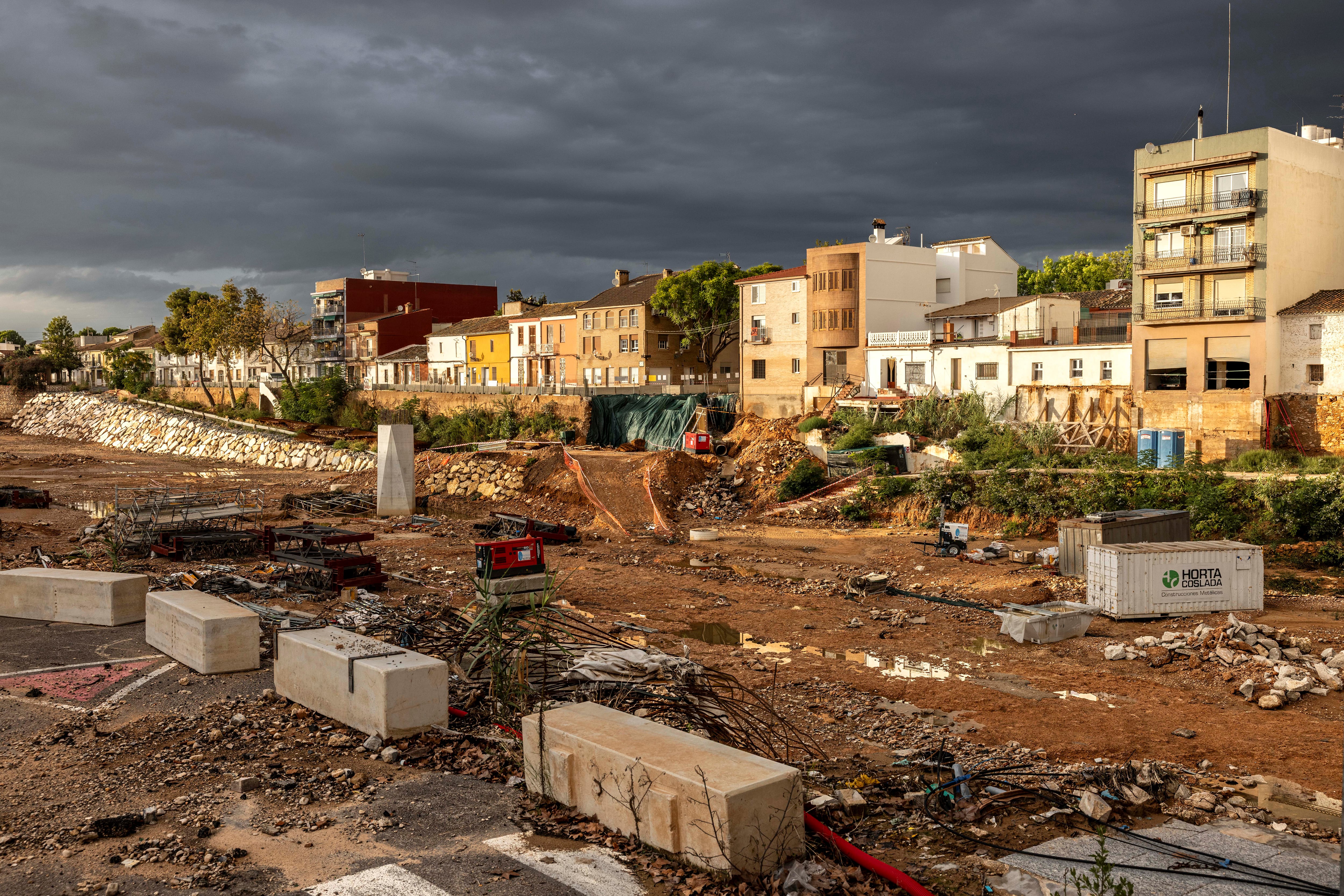 Obras en el barranco del Poyo desde la calle Almassereta de Picanya, el pasado 13 de octubre. 